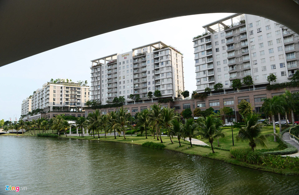 Khu đô thị xa hoa đối lập những ngôi nhà nát giữa lòng Thủ Thiêm